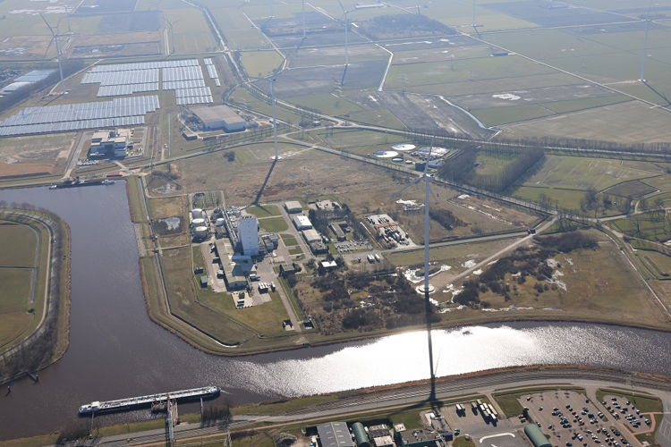 Oosterhornkanaal met de DOW-locatie. Daarachter de locatie van VoltH2 en op de achtergrond Sunport Delfzijl © Foto Groningen  Seaports – Koos Boertjens