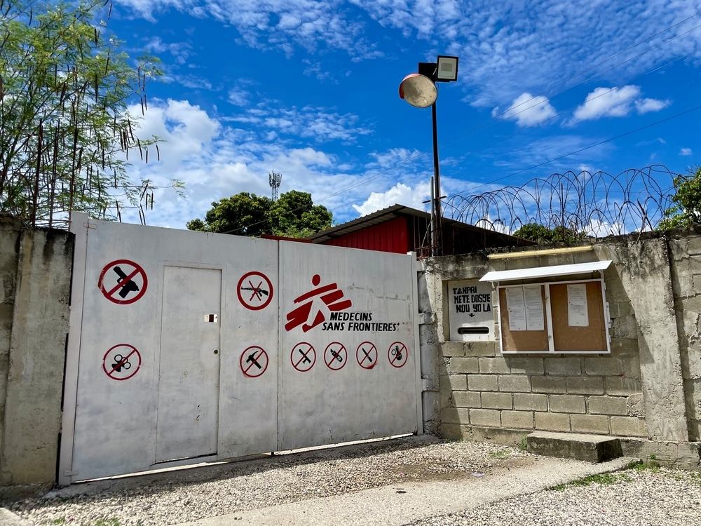 One of the entrances of MSF Tabarre trauma hospital in Port-au-Prince. May 2025. Date: 05/05/2025 | Location: Tabarre | Photographer: Kristen Poels One of the entrances of MSF Tabarre trauma hospital in Port-au-Prince. May 2025. Date: 05/05/2025 | Location: Tabarre | Photographer: Kristen Poels