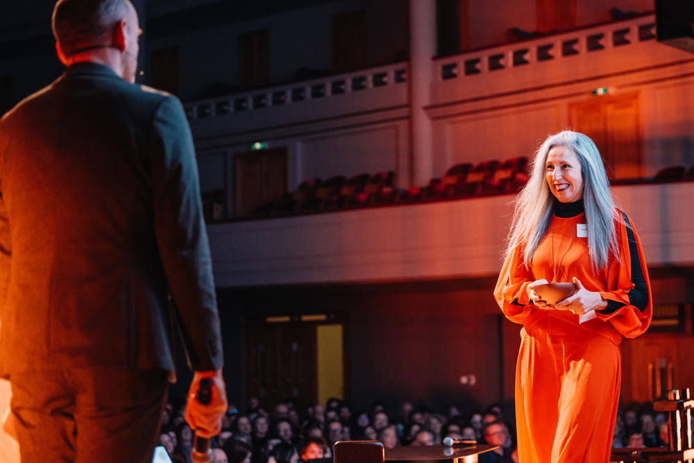 Nedda op het podium van de HVDV Awards 2025 © Fille Roelants