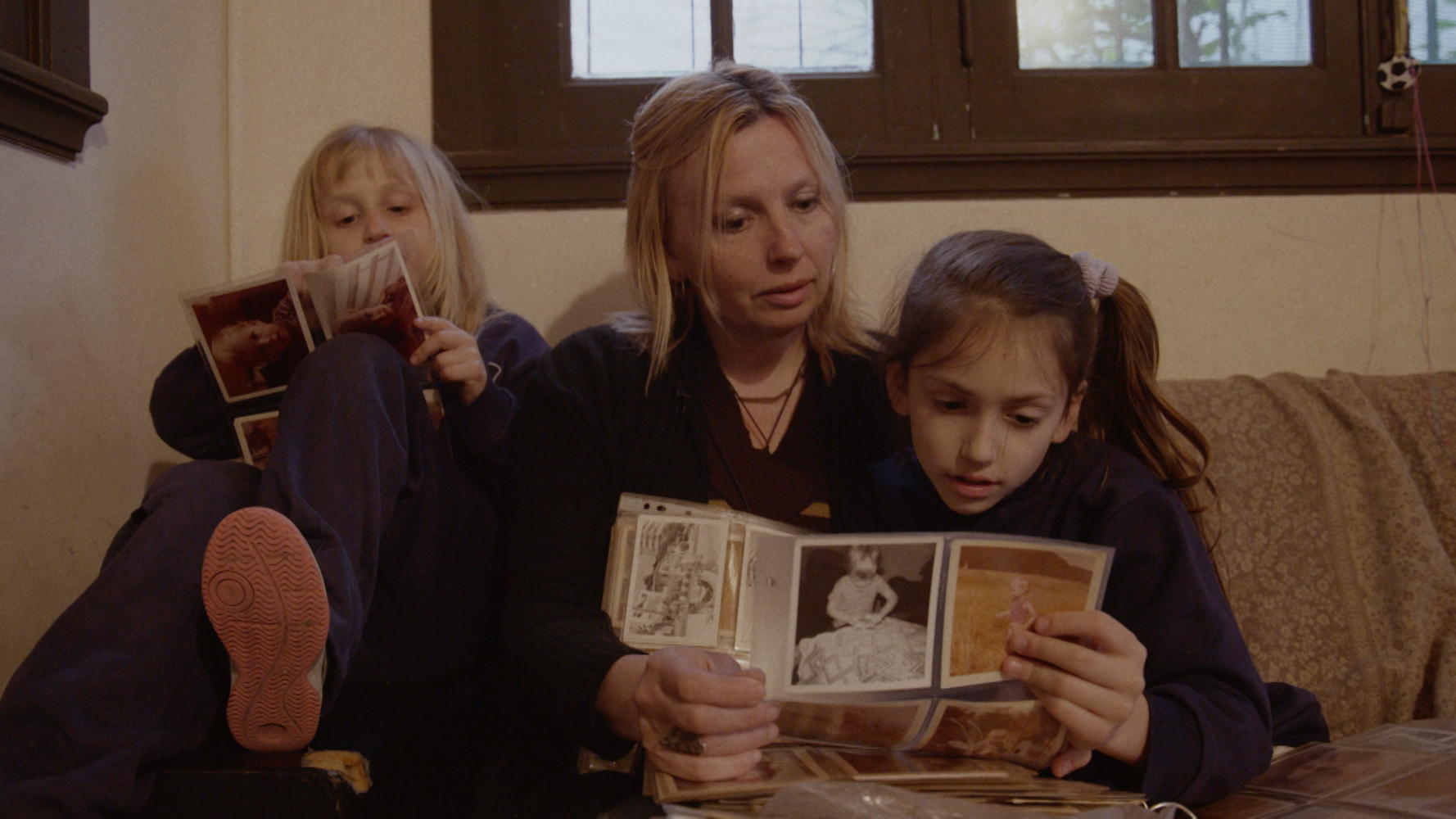 Maria Iranzo en twee van hara kinderen - (c) DRG / Sundance