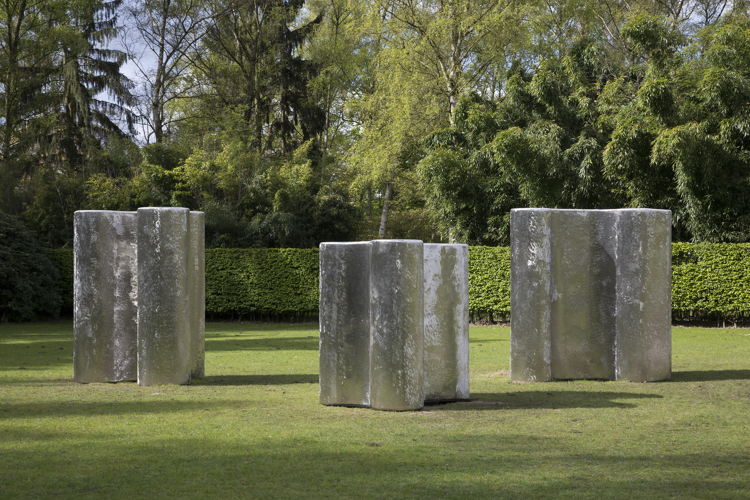 Richard Deacon, (v;l.n.r.) Covert Custom, 2016 / Lower Custom, 2016 / Hidden Custom, 2016 - Copyright and courtesy of the artist - Foto: Werner J. Hannappel
