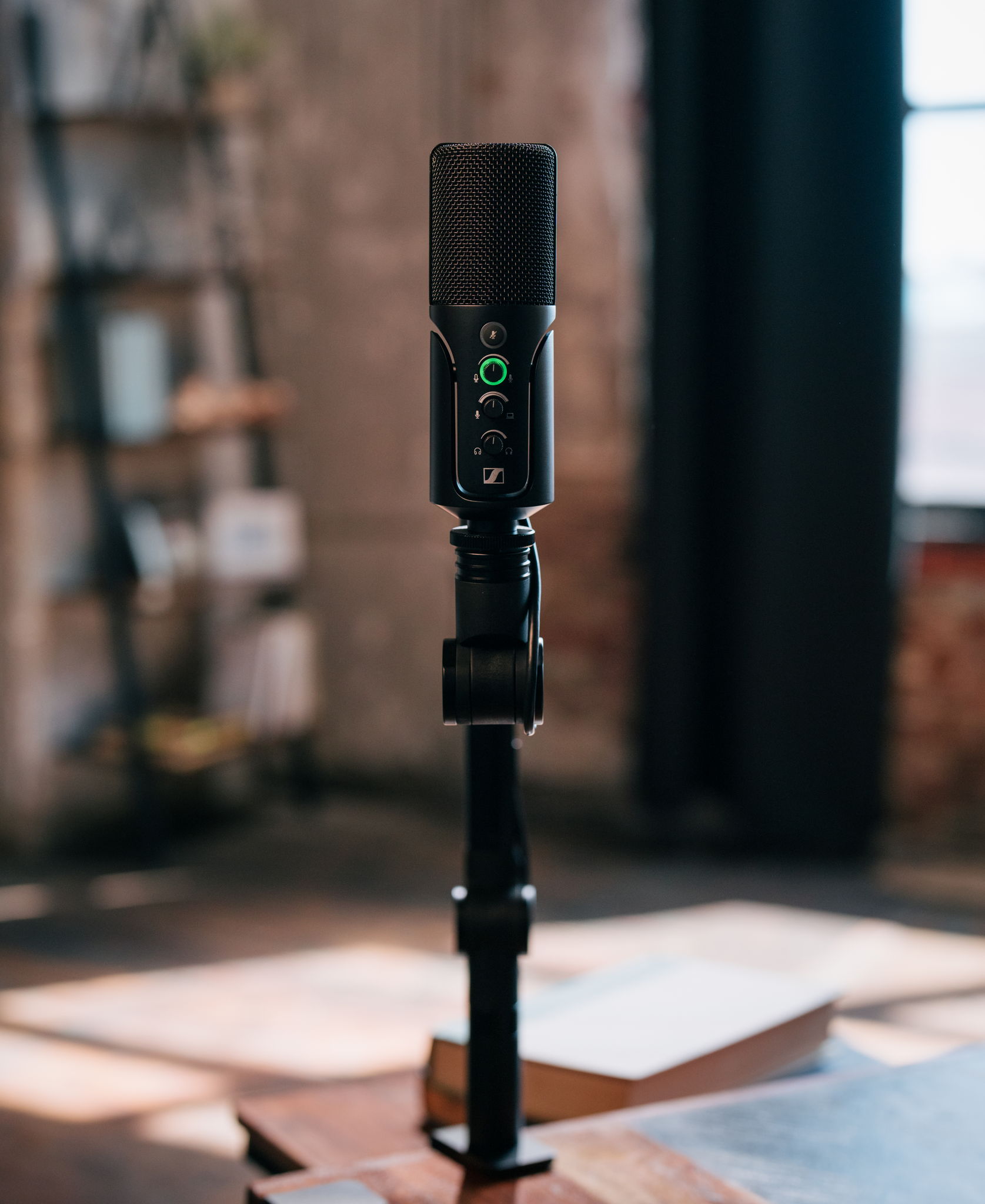 Dibuat untuk aplikasi podcasting dan streaming, mikrofon USB Profil merupakan perpaduan kinerja dan aksesibilitas