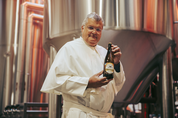 Pater Karel Stautemas lanceert Grimbergen Magnum Opus 75cl fles bij Colruyt