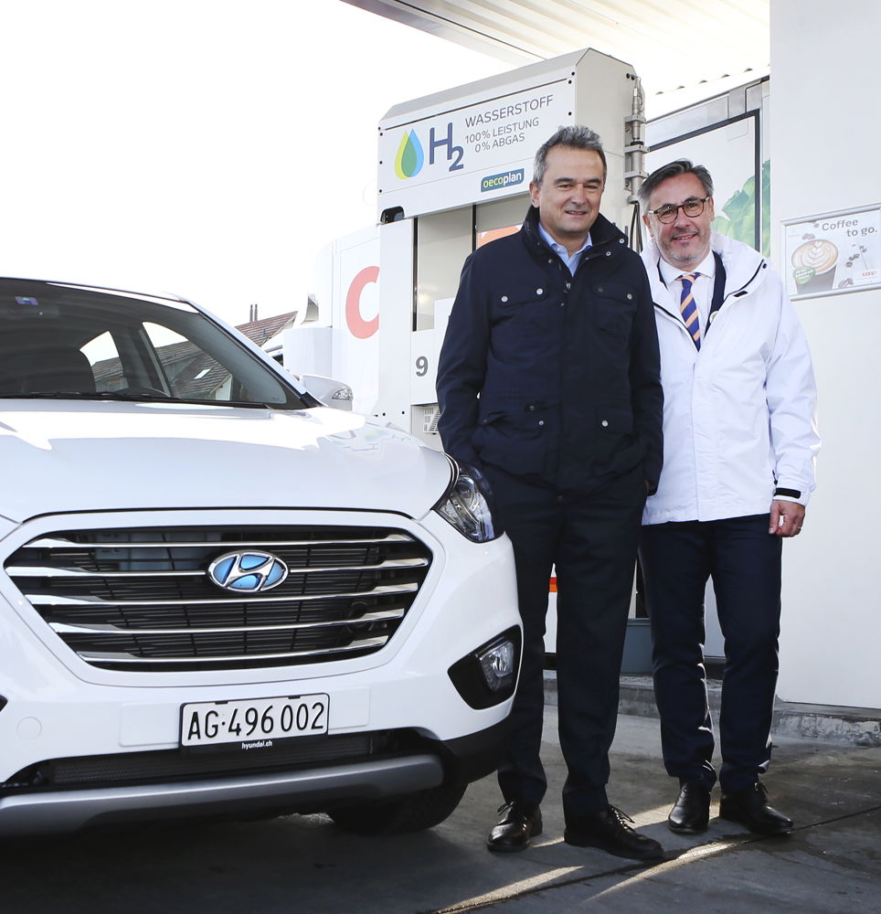 v.l.n.r. Joos Sutter (Vorsitzender der Geschäftsleitung, COOP) & Diego Battiston (Managing Director, Hyundai Suisse)