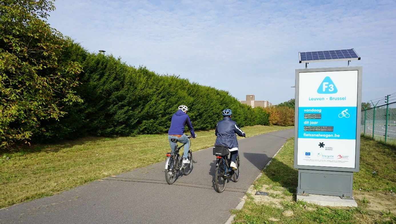 Eén van de nieuwe vaste fietstellers op de F3 ter hoogte van de luchthaven in Zaventem.