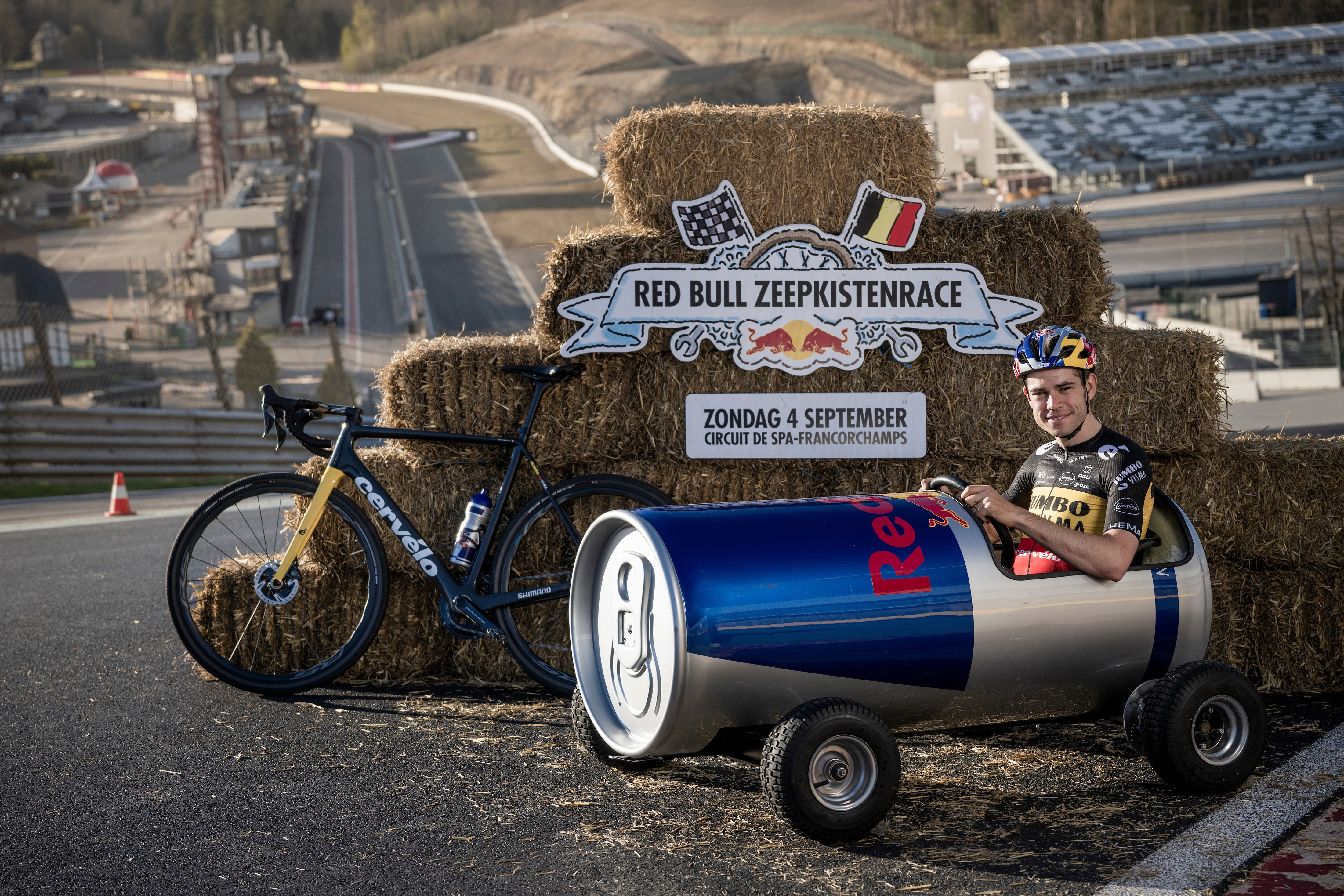 Na de beklimming daalde Wout van Aert zelf de Raidillon af in de Red Bull-zeepkist.