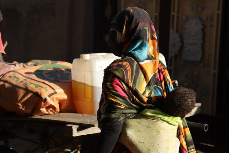 One of women travelling home after receiving her food basket. Copyright: Abdoalsalam Abdallah