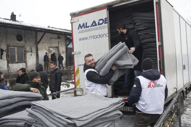 Teams van AZG delen dekens uit aan vluchtelingen in Belgrado © Marko Drobnjakovic