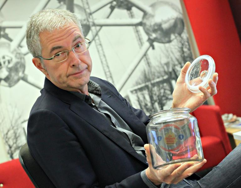 Jan Hautekiet met Flauwemoppenpot (c) VRT