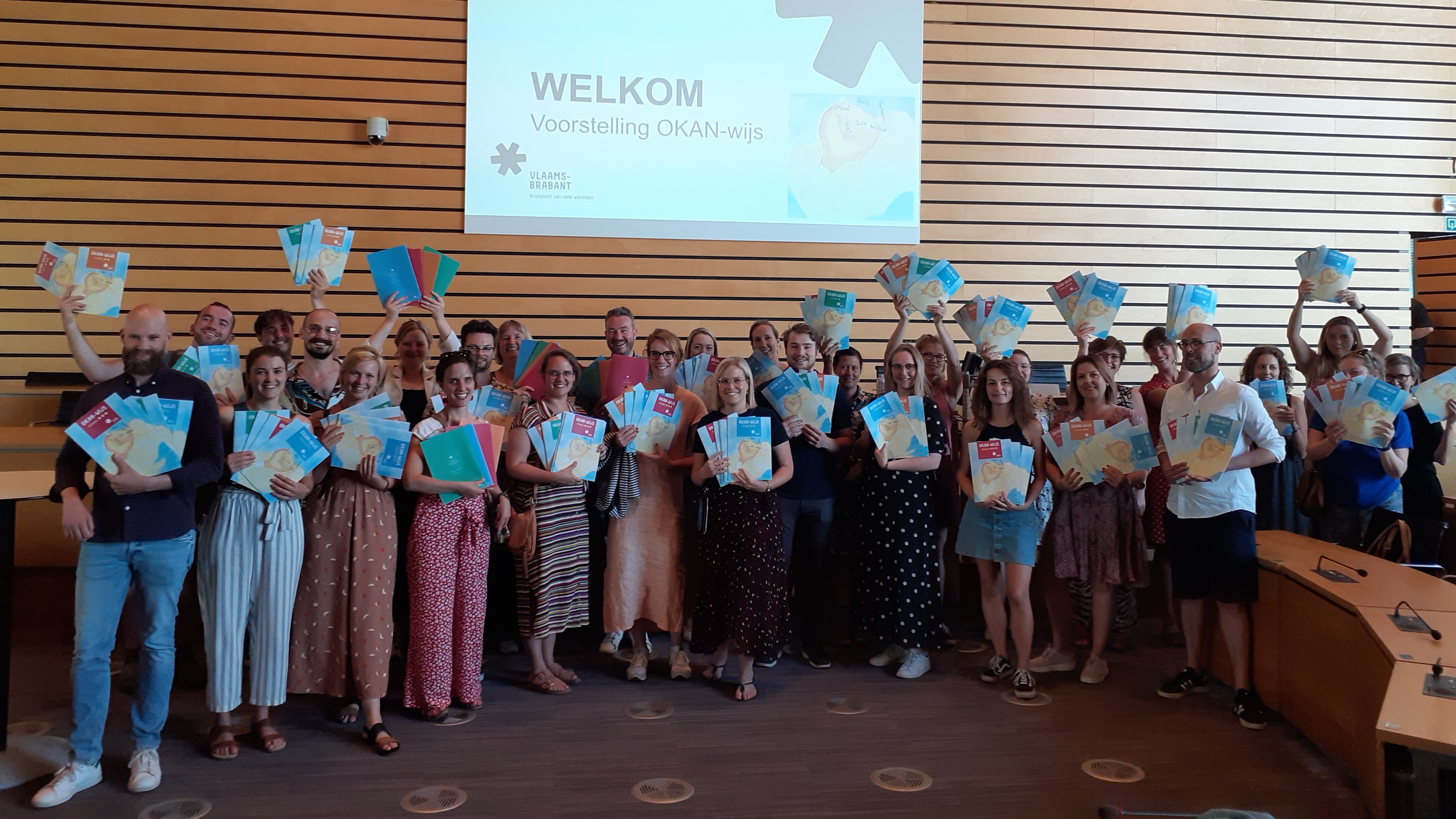 Op 17 juni werden de eerste boekjes van &#x27;OKAN-wijs&#x27; overhandigd aan de OKAN-leerkrachten in het Provinciehuis van Leuven