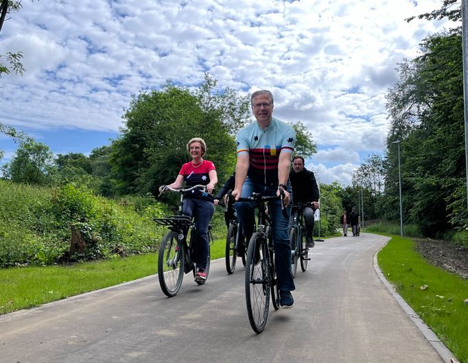 Op 27 mei fietsten gedeputeerde Tom Dehaene en Ann Schevenels het nieuwe fietspad doorheen het Provinciedomein Kessel-Lo officieel in.