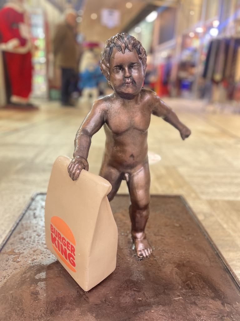 Nieuws heet van de naald: Manneken Pis gespot in Brussel op zoek naar een Whopper!