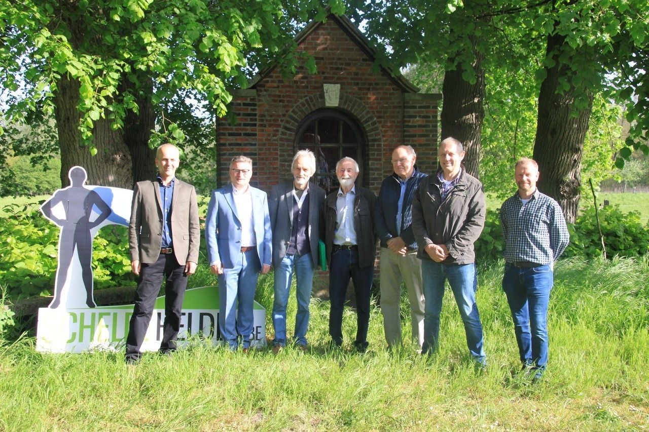 Eddy Vermeerbergen (links op de foto) poseert met indieners van goedgekeurde projecten. Scheldehelden levert quick wins op: de project zijn lokaal gedragen en betekenen veel voor de bewoners.