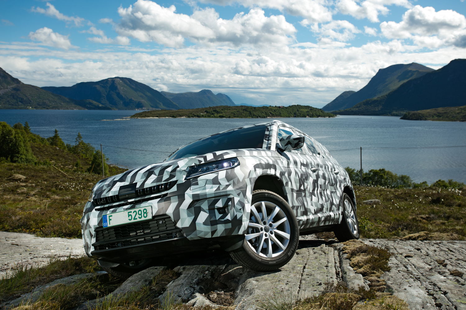 The new ŠKODA KODIAQ feels equally at home on rough terrain. Upon reaching the end of the road, the off-road mode supports the driver when using four-wheel drive.