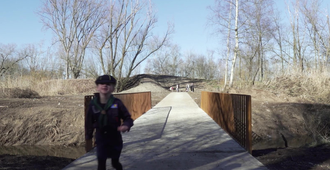 Nieuwe voetgangers- en fietsersbrug tussen Park Groot Schijn en speelbos klaar