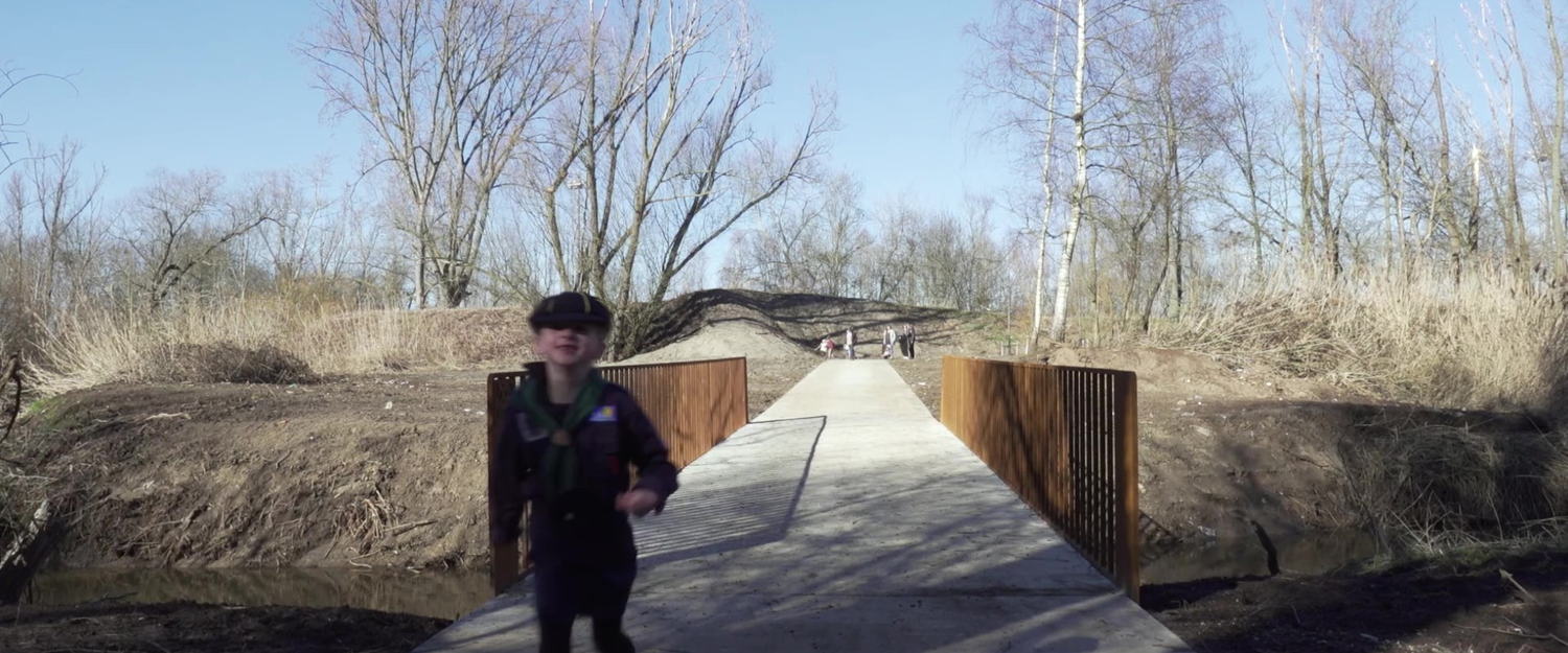 Een scoutsjongen loopt over de nieuwe brug - © stad Antwerpen