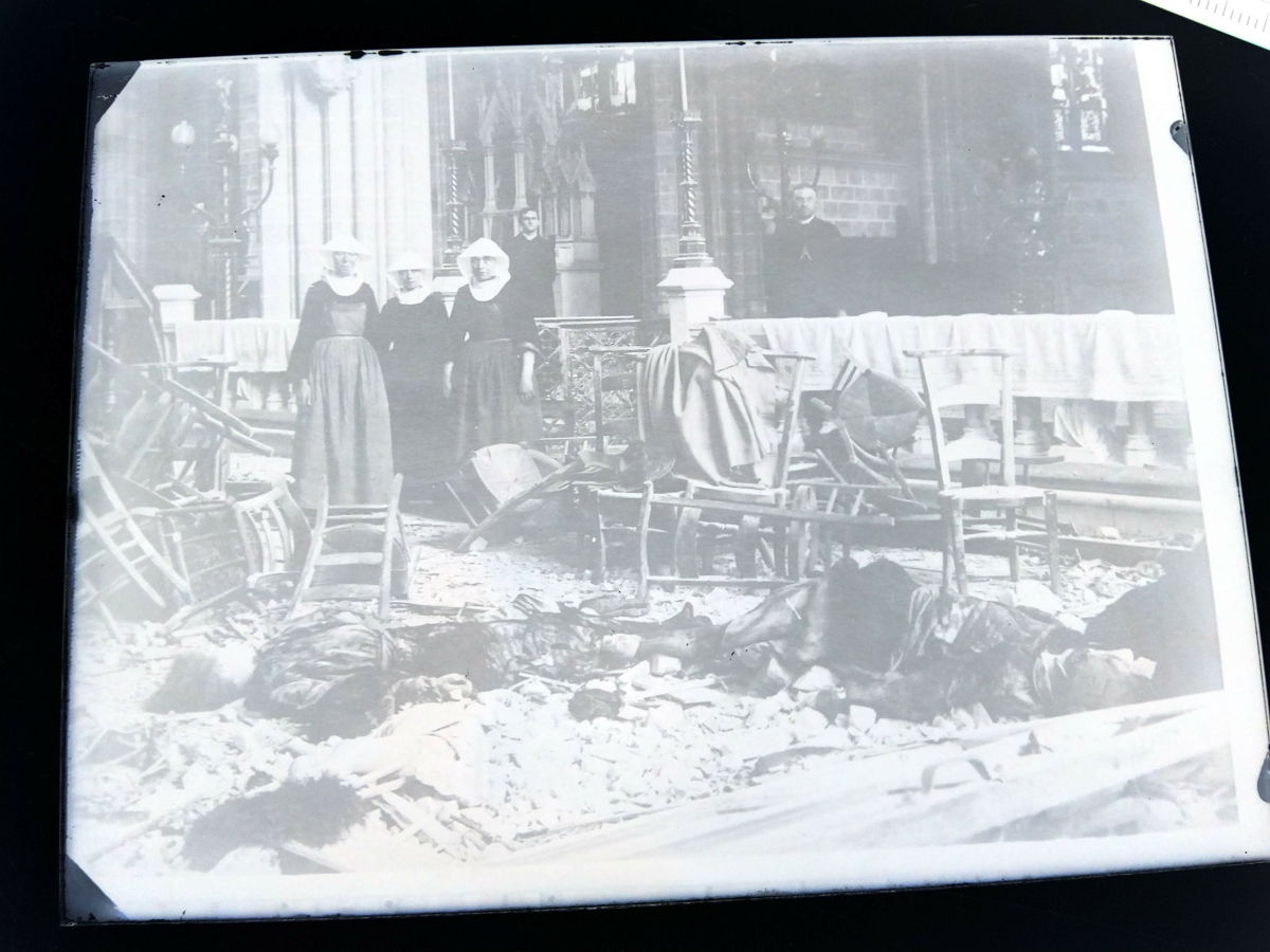 Vernield interieur van een kerk na een bombardement tijdens WOI (1914-1918), ADVN | archief voor nationale bewegingen en Museum aan de IJzer (glasnegatief, door meemoo omgezet in een positief)