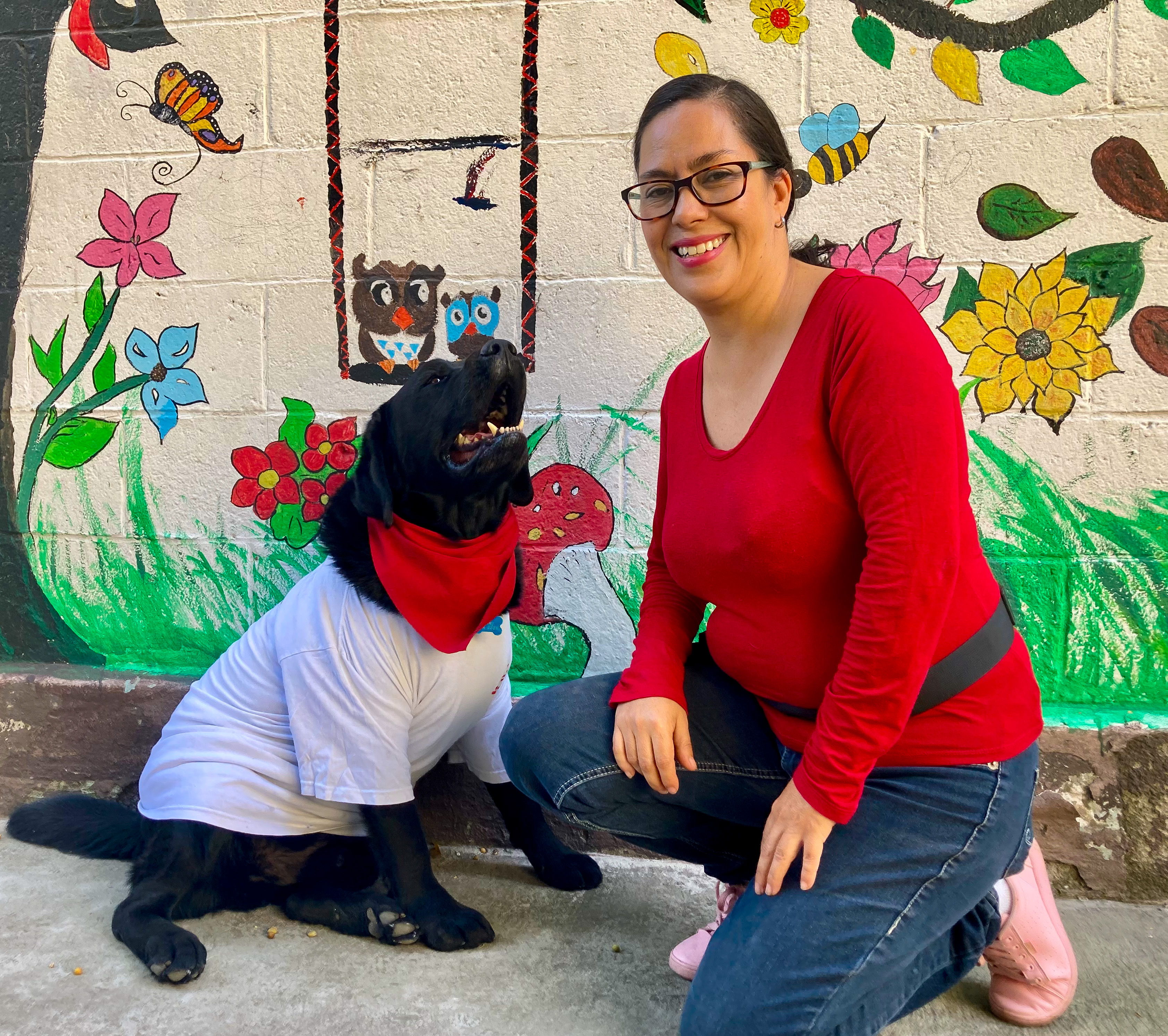 Alicia de la Rosa es una psicóloga experta en terapia asistida con perros. Ella y Onnie, brindan apoyo psicoterapéutico a víctimas de tortura y violencia extrema en el CAI de la Ciudad de México.