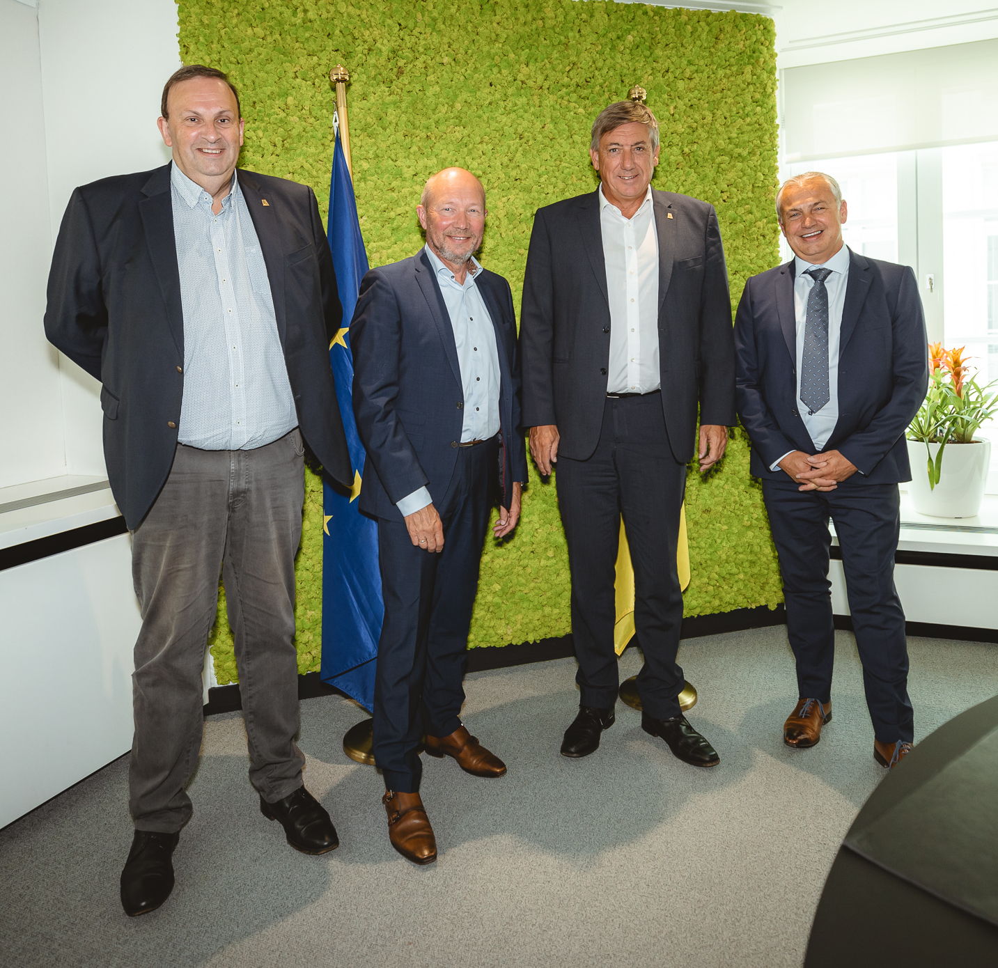 Frank Geets, CEO van Het Facilitair Bedrijf - Johan Deschuyffeleer, Voorzitter van de Raad van Bestuur van Orange Belgium - Jan Jambon, minister-president
van de Vlaamse Regering - Werner De Laet, Chief Enterprise & Innovation Officer van Orange Belgium Frank Geets, CEO van Het Facilitair Bedrijf - Johan Deschuyffeleer, Voorzitter van de Raad van Bestuur van Orange Belgium - Jan Jambon, minister-president
van de Vlaamse Regering - Werner De Laet, Chief Enterprise & Innovation Officer van Orange Belgium