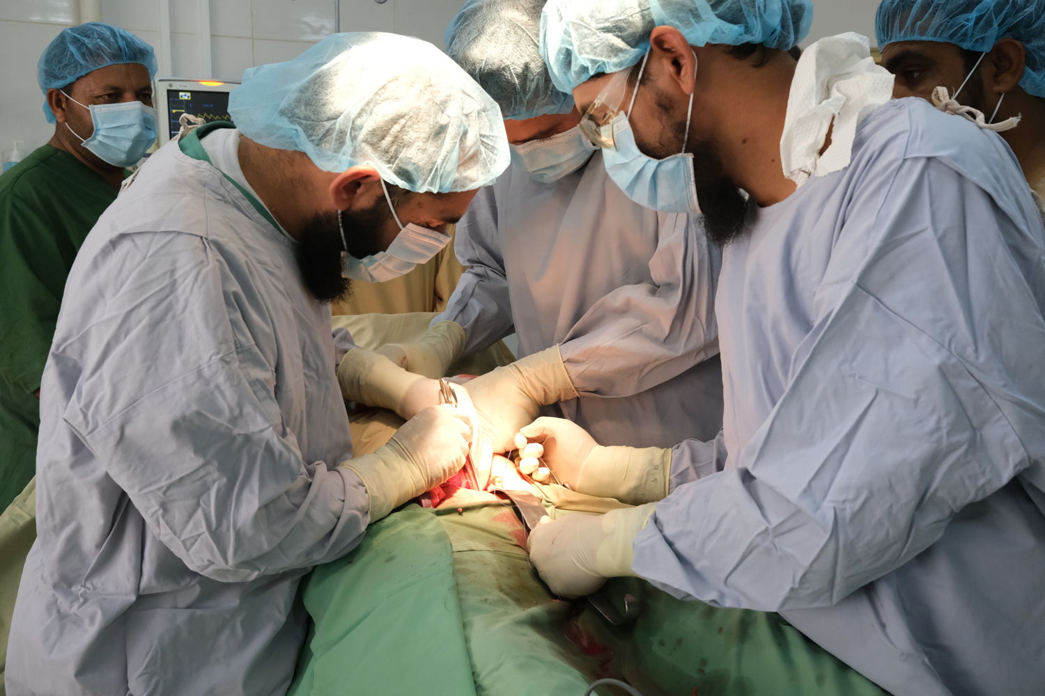 Intervención quirúrgica en Lashkar Gah, provincia de Helmand, el pasado mes de mayo. Foto: Tom Casey/MSF