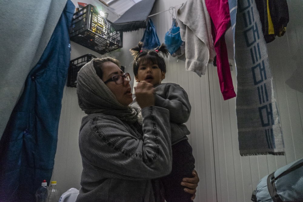  La Petite Zahra souffre d'autisme et de troubles mentaux. Elle vit avec sa famille originaire d'Afghanistan dans un petit compartiment du camp de Moria © Anna Pantelia / MSF