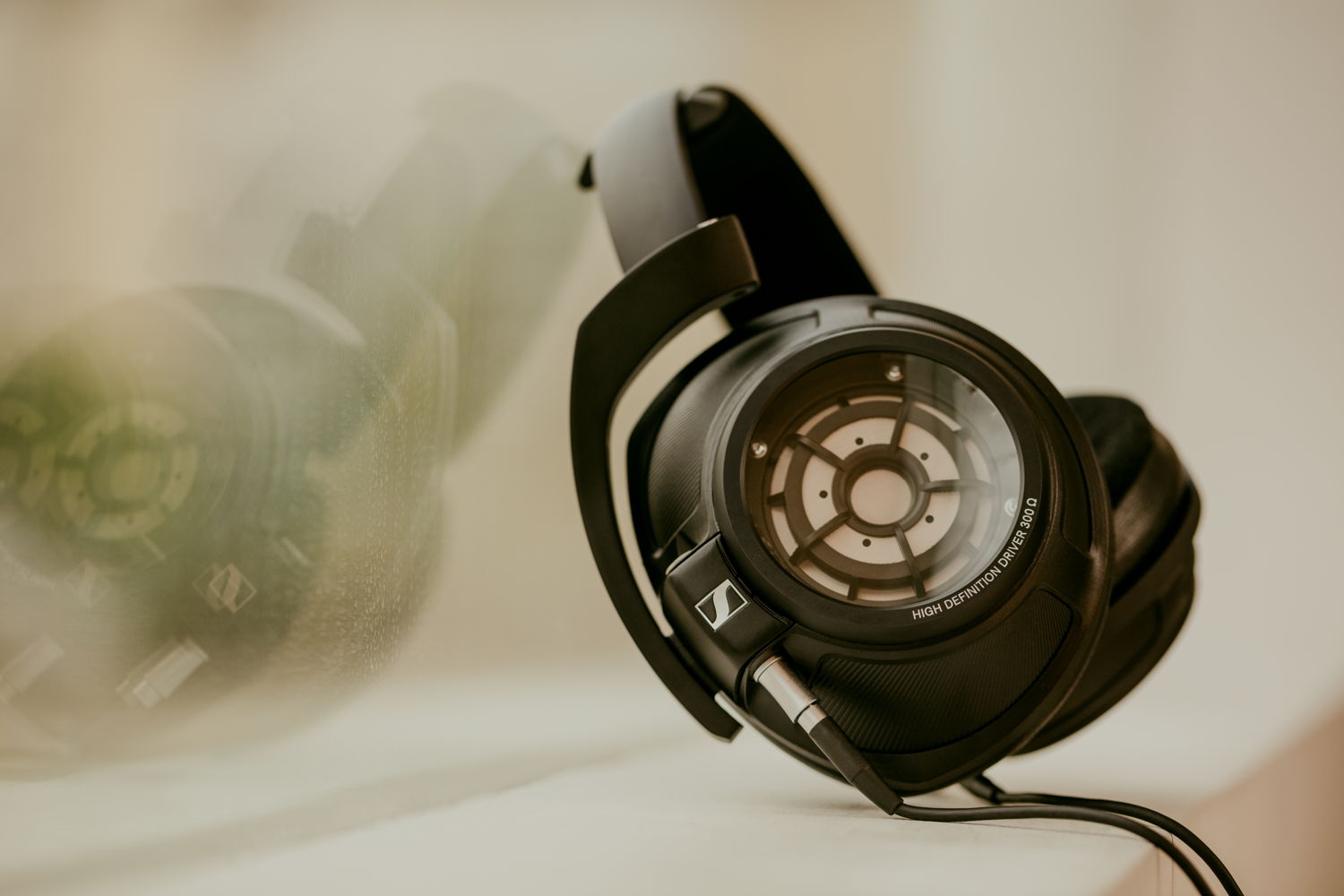 Der HD 820 setzt auf ein geschlossenes Design, bietet dabei aber einen transparenten und natürlichen Klang, der vielen offenen Modellen in nichts nachsteht.