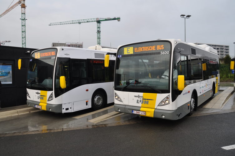 2 inductief geladen, volledig elektrische bussen op de stelplaats in Brugge.