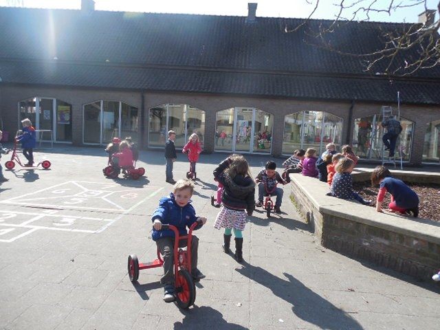 Kleuterklas v/d Vrije Basisschool Heiende uit Lokeren won een pakket fietsjes