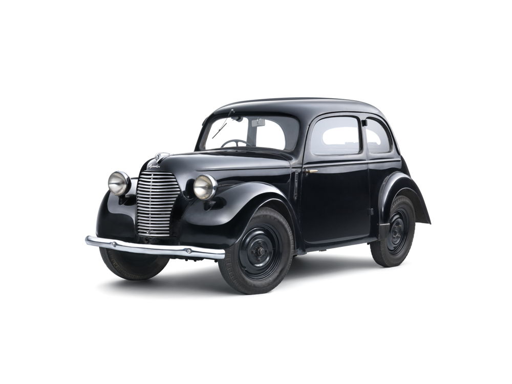 The ŠKODA 995 POPULAR ‘Liduška’ arrived on the
market as a production model in 1938. It was 400 mm
longer than the SAGITTA. The bonnet and radiator grille
also opened upwards and the water-cooled four-cylinder
engine was installed in front of the front axle. 