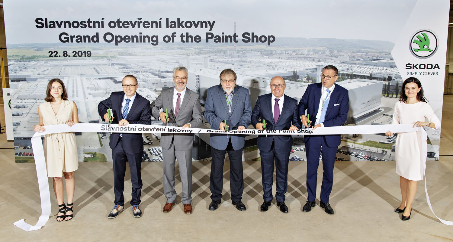 ŠKODA CEO Bernhard Maier and Michael Oeljeklaus,
ŠKODA AUTO Board Member for Production and Logistics,
open the new paint shop at ŠKODA’s main plant in Mladá
Boleslav.