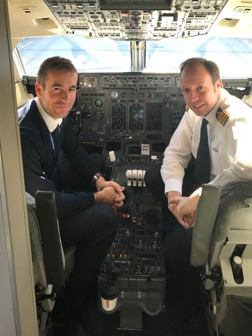 Captain Teugels en Captain Peeters in de cockpit