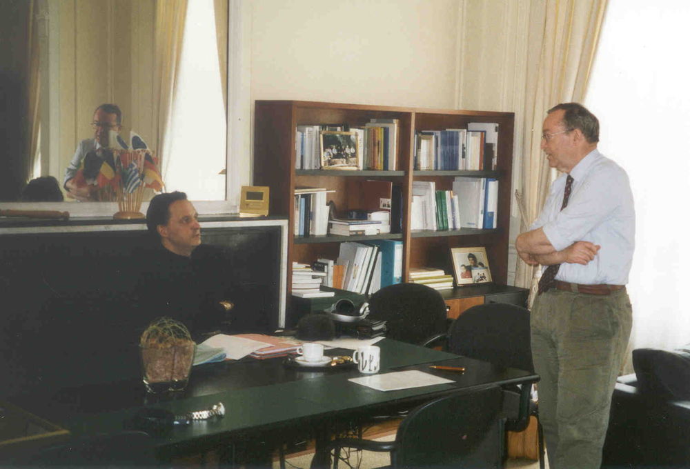 Pat Donnez interviewt Wilfried Martens, naar aanleiding van Pats reeks over Koning Boudewijn in 2003 – © VRT