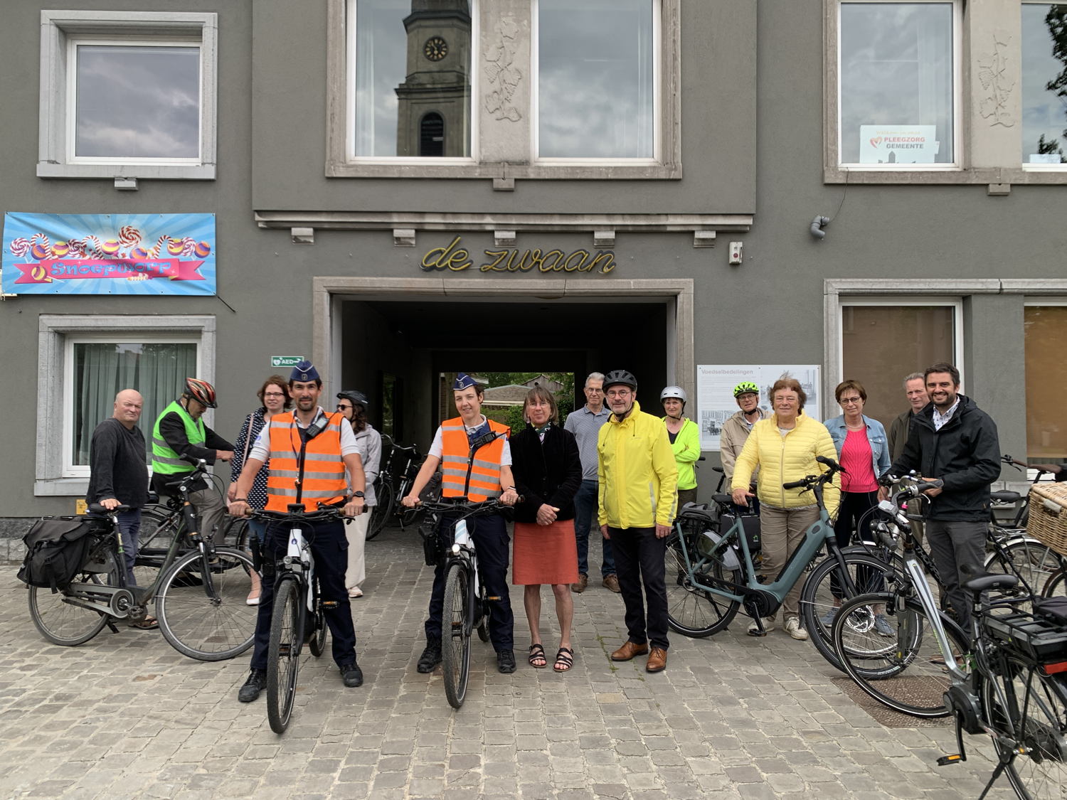 een delegatie fietste de kaart in (gedeputeerde Riet Gillis en burgemeester Danny Claeys centraal)