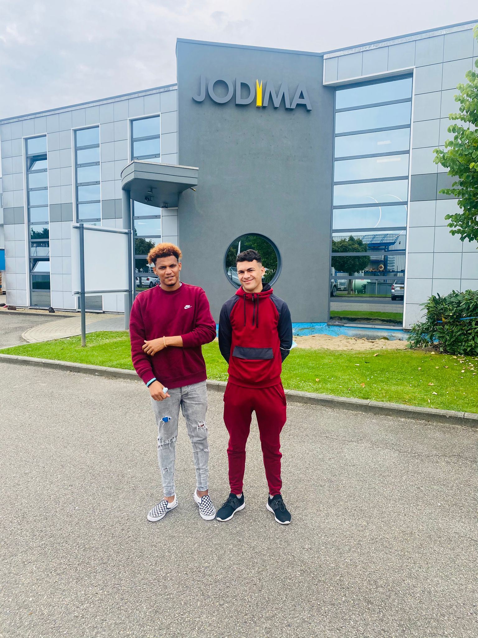 Recent zorgde het partnership tussen Voka en JobRoad binnen het Voka Welt-traject voor een geslaagde matchmaking. Vandaag zijn een viertal vacatures ingevuld door asielzoekers, zoals Maroueg en Hazem. Recent zorgde het partnership tussen Voka en JobRoad binnen het Voka Welt-traject voor een geslaagde matchmaking. Vandaag zijn een viertal vacatures ingevuld door asielzoekers, zoals Maroueg en Hazem.