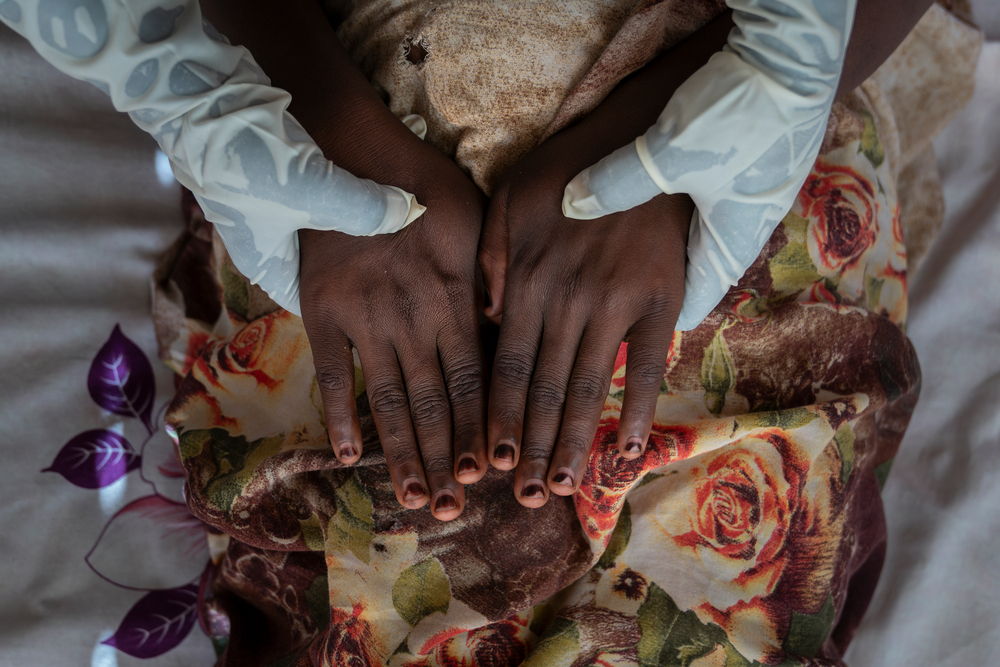 Pregnant Sudanese women visit a midwife at her home for a prenatal consultation, in the spontaneaous site for refugees in Adré, Ouaddaï region, Chad. Feb 3, 2024. ©Diana Zeyneb Alhindawi for Médecins Sans Frontières | Date taken: 03/02/2024 | Photographer: Diana Zeyneb Alhindawi | Location: Chad