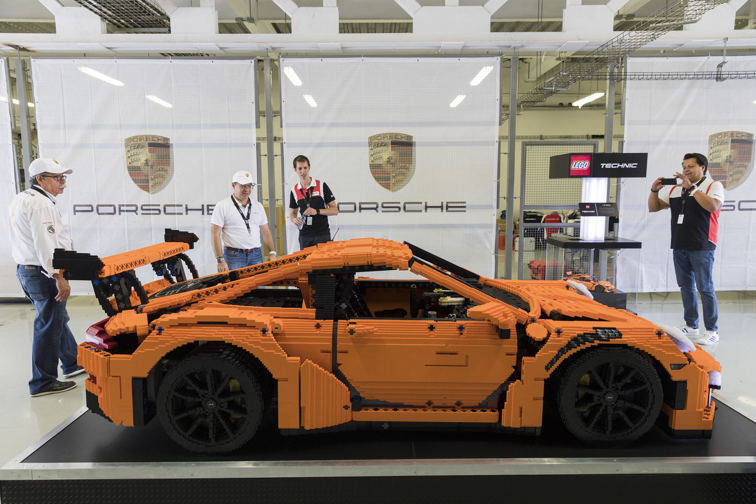 Lego participó en el Porsche Sport Driving School en México