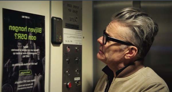 Marcel test een liftkabel (c) VRT