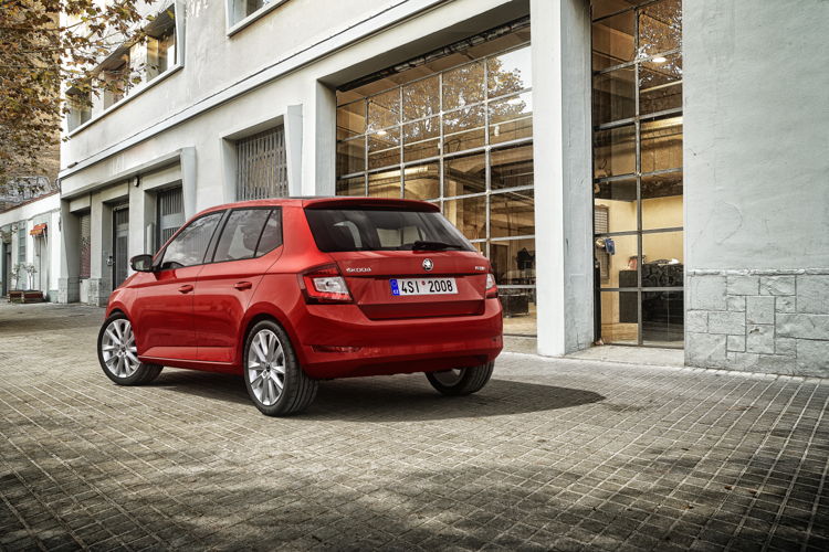 The updated ŠKODA FABIA can be recognised by its refined styling and the integral reflectors in the rear apron.