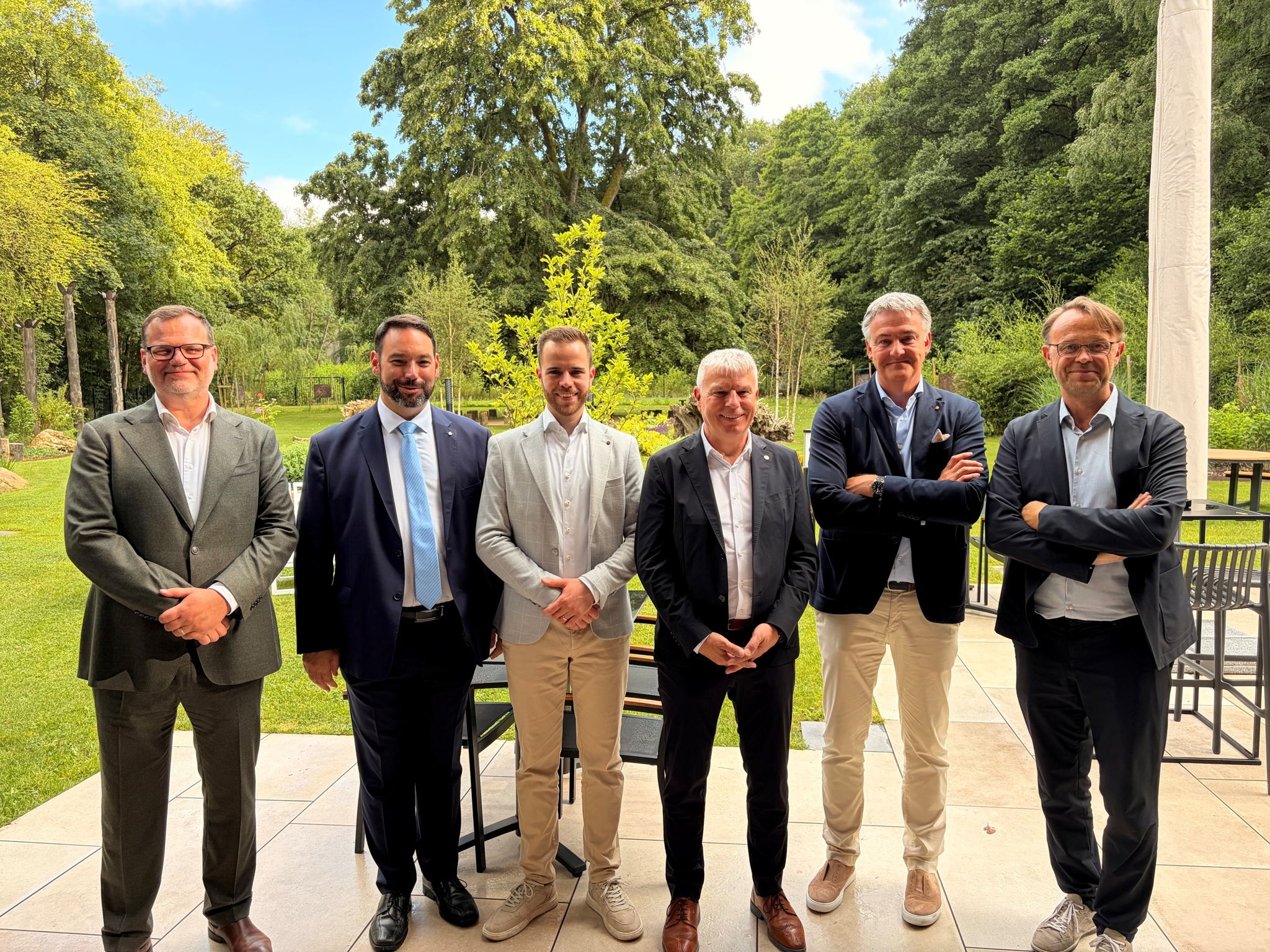 02/07/2026 : Ben Appel (Proximus), Harald Mollers (Ethias), Max Munnix (GoFiber), Gregor Freches (Ministre de la Communauté germanophone), Joris Laenen (Ethias), Geert Strandaert (Proximus) 02/07/2026 : Ben Appel (Proximus), Harald Mollers (Ethias), Max Munnix (GoFiber), Gregor Freches (Ministre de la Communauté germanophone), Joris Laenen (Ethias), Geert Strandaert (Proximus)