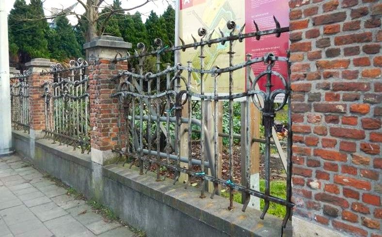 Het historische hekwerk aan de ingang van het Bouckenborghpark voordat het werd weggehaald voor restauratie.