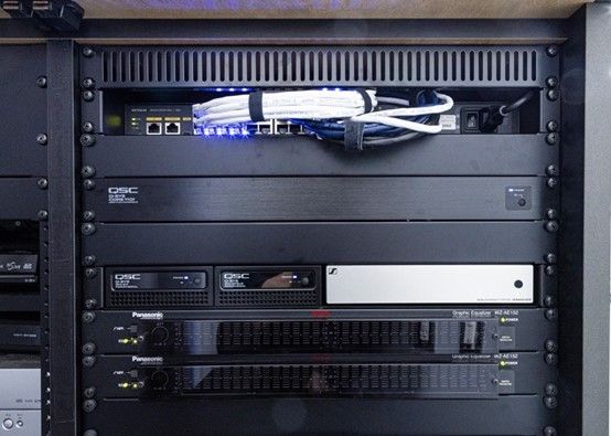 QSCおよびSennheiserのコントロール機器群