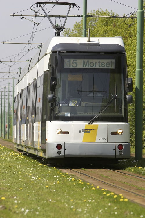 Een Antwerpse Hermelijntram. 51 Antwerpse Hermelijnen worden aangepast door Bombardier, zodat ze gekoppeld kunnen rijden.