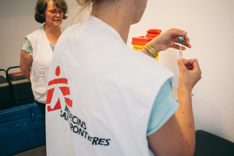 Measles Vaccination Campaign in Brussels /Bruxelles le 29 juin 2023, au HUB humanitaire. Marguerite, médecin, et Emily, infirmière, en train de préparer une dose / Copyright MSF - Marin Driguez - Agence VU' 
