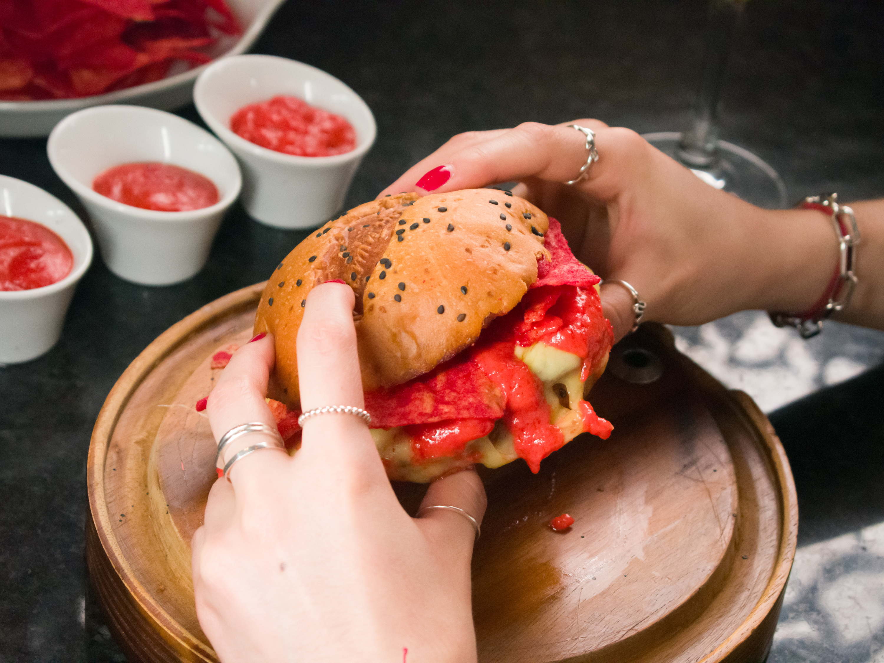 Flamin’ Hot® y Carajillo presentan la hamburguesa más picante del momento 