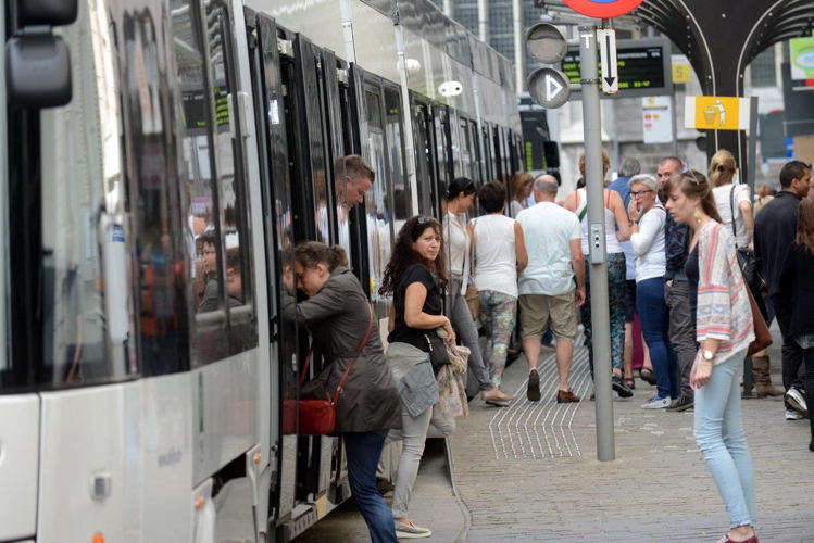 Reizigers stappen op de tram