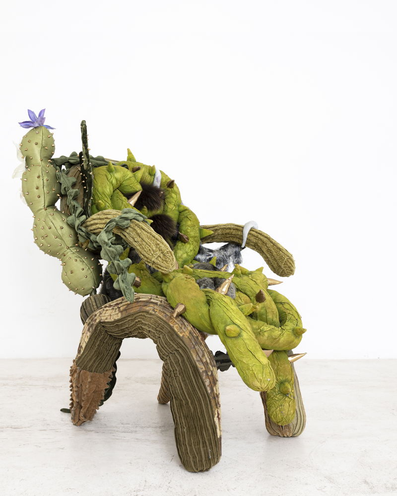 Alan Hernández, Cactus chair, 2023,  Zachte sculptuur, stof, metaal, bont, 65 x 70 x 75 cm, Collectie kunstenaar en No Man’s Art Gallery