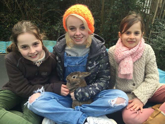 Marie en Noor en hun konijn Loes 