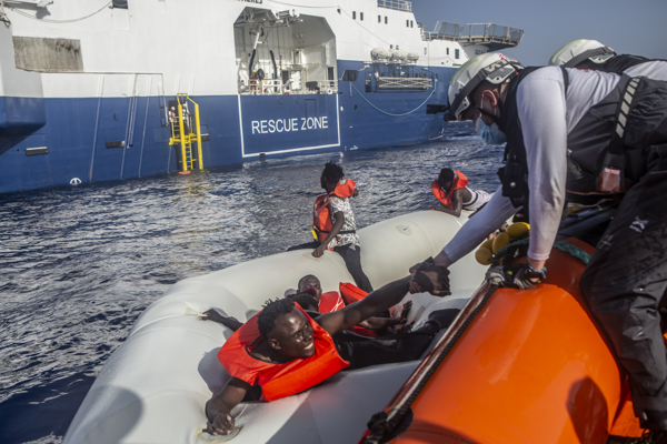 Mediterráneo central: al menos 22 personas desaparecidas en el mar y una mujer fallecida a bordo del Geo Barents tras el naufragio de una barcaza