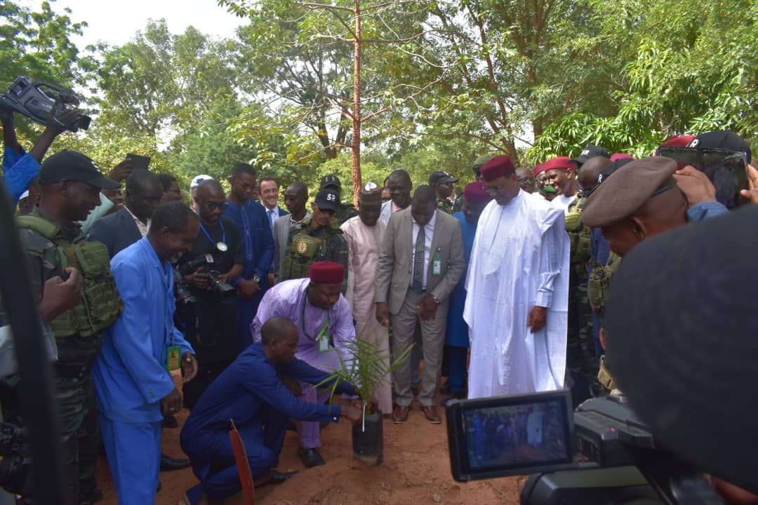 The President of Niger culminated his visit by planting a date palm at the research station.