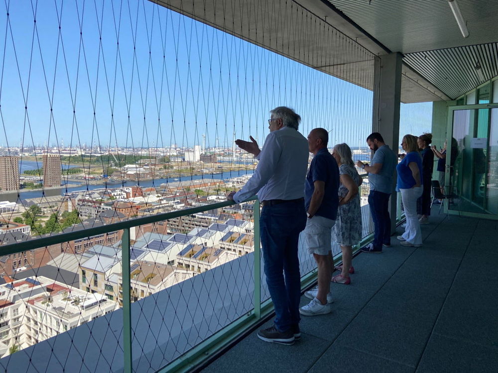 Buren van ZNA Cadix genieten van het uitzicht op de stad vanop de 16e verdieping. (Foto: ZNA)